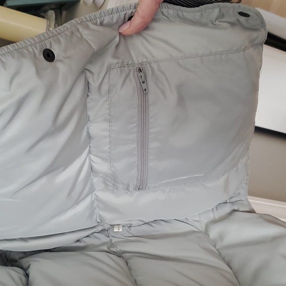 Women's LL Bean goose down vest - Picture 6 of 7